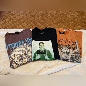 Lot of 3 Graphic Tees - size Med